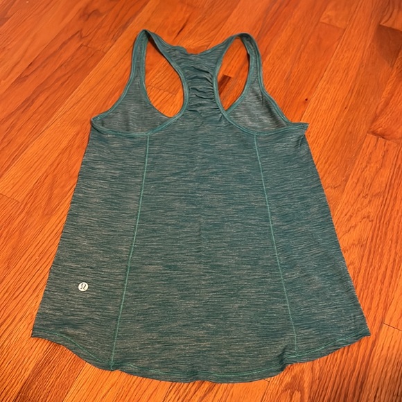Lululemon tank 6 - Picture 2 of 4